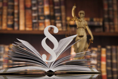 法律公正的象征 從書(shū)籍到棉紗的隱喻